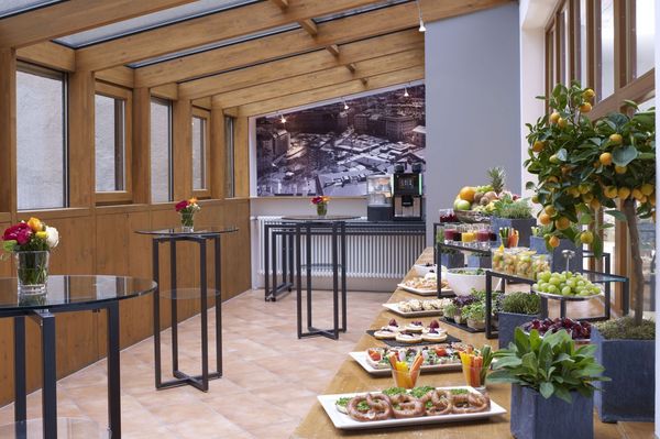 Adjacent to the event room "Weiß-Ferdl Stube" a buffet with appetizers was set up for the conference guests