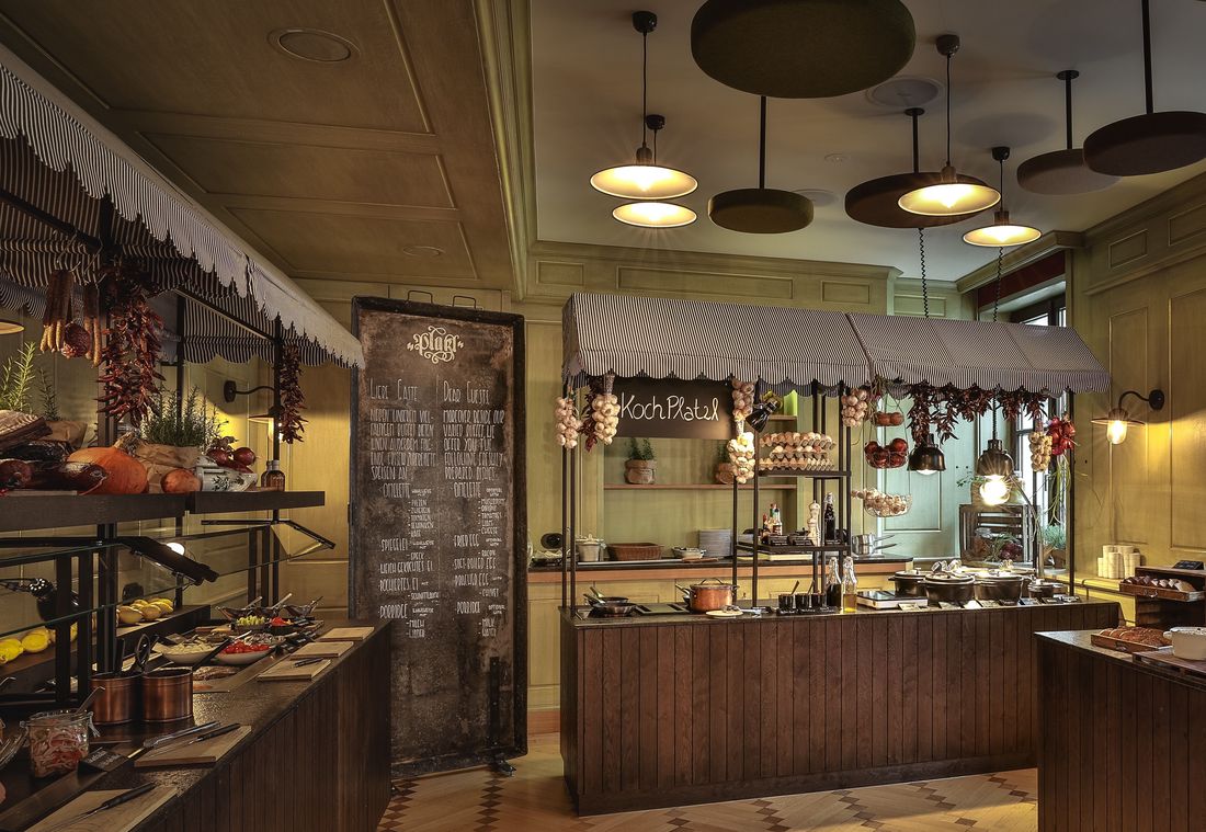 Frühstücksbuffet mit frischen Zutaten und Kochstation im rustikalen Hotelambiente