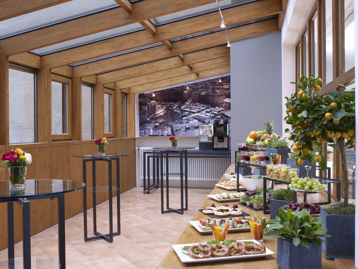 Für Tagungsgäste wurde im Rahmen der Tagungspauschale im Platzl Hotel München ein großes Buffet mit verschiedenen Häppchen aufgebaut