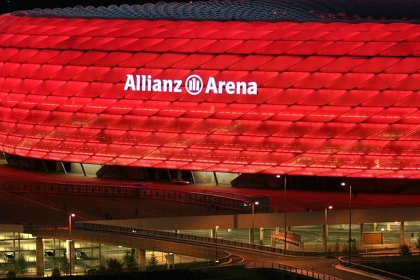 Rot erleuchtete Allianz Arena in München
