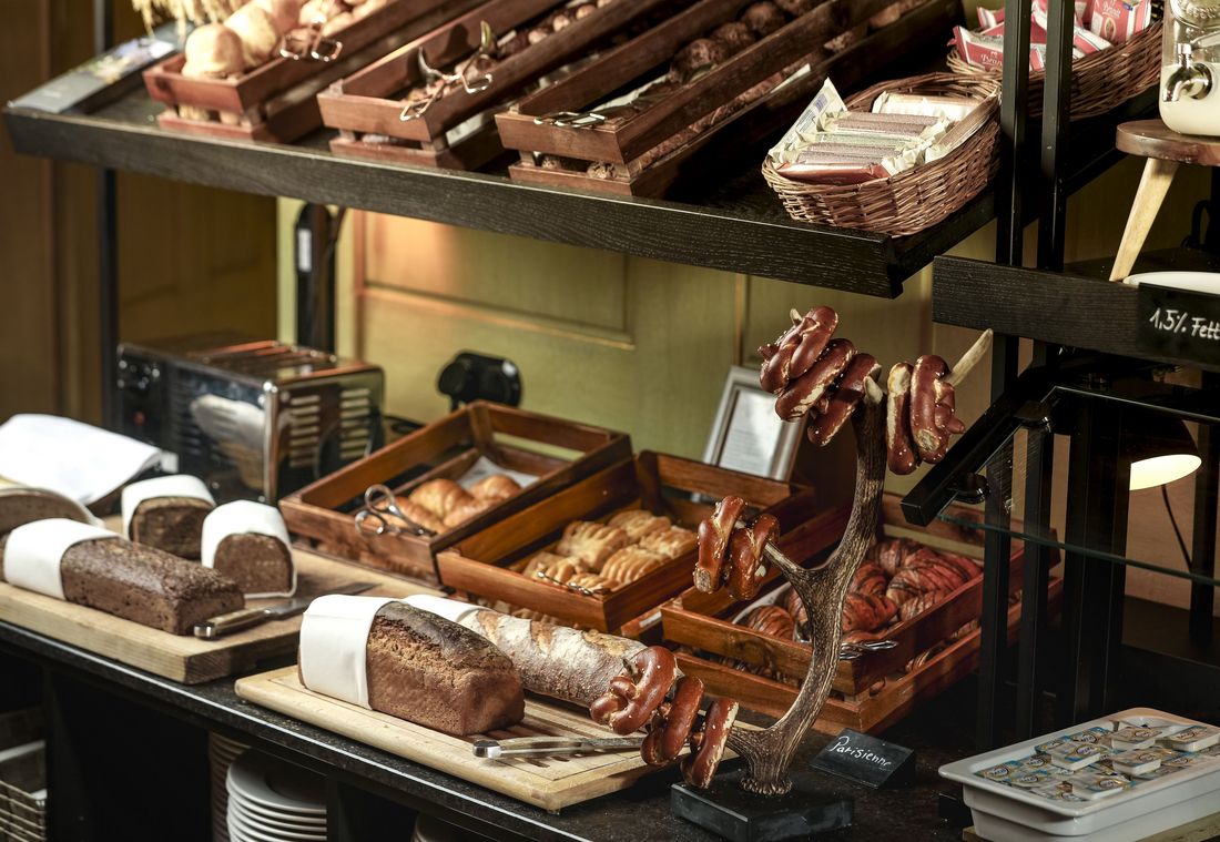 Frisch gebackenes Brot, Brezeln und Gebäck am Buffet mit Holzpräsentation