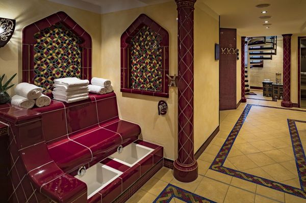 A walk in the Moorish kiosk in the Platzl Hotel Munich with several saunas on the two sides
