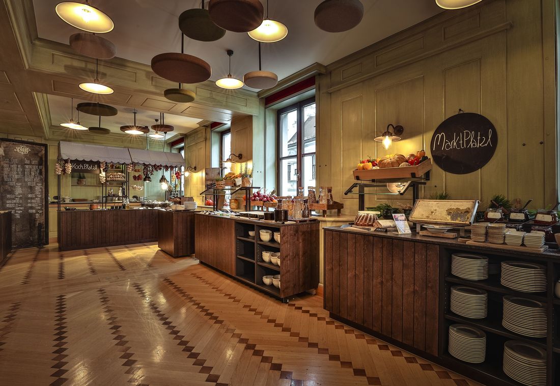 Frühstücksraum mit Buffet, MarktPlatzl-Beschriftung und warmer Beleuchtung