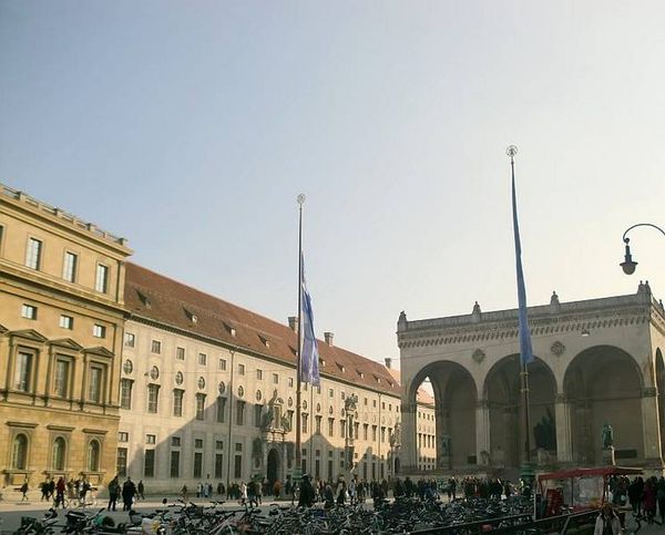 Die Residenz in München mit zwei blauen Flaggen und vielen Fahrrädern im Vordergrund