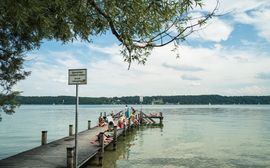 Guests on a bathing jetty at Lake Ammersee in the vicinity of Munich.