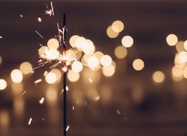 Nahaufnahme einer Wunderkerze, sehr schön, festlich und glitzernd