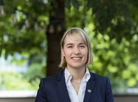 Portrait von Bernadette Bichler in blauem Kostüm und mit kurzen hellen Haaren