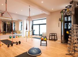 Fitness-Bereich BiPhit im Platzl Hotel München mit mehreren Geräten und ausreichend Platz.