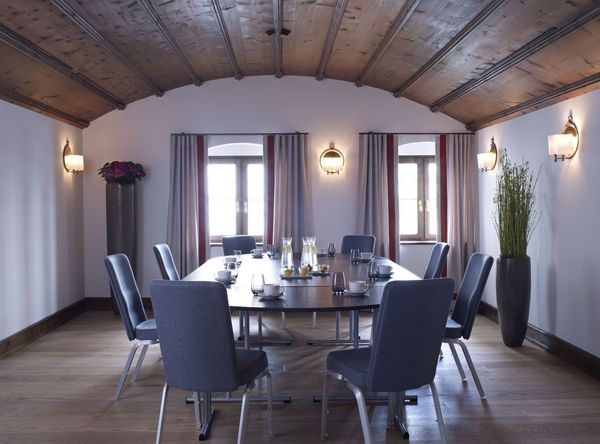 Bright Bäcker Stube with wooden ceiling, large table, eight chairs and daylight windows