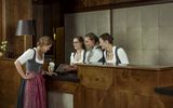 Rezeptionistinnen Vier Rezeptionistinnen stehen an der Rezeption des Platzl Hotels München und unterhalten sich