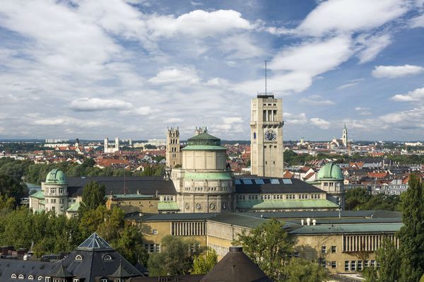 Skyline von München mit dem Deutschen Museum im Vordergrund.