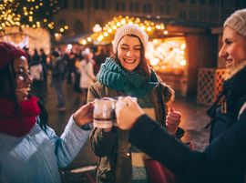 Weihnachtsmarkt_und_Gluehwein.jpg