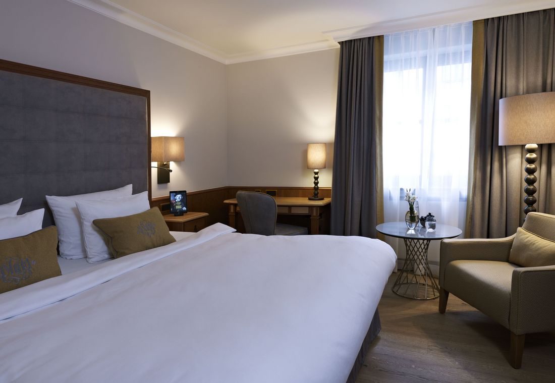 Das gemütliche Hotelzimmer kombiniert modernes Design mit traditionellem Komfort für einen erholsamen Aufenthalt