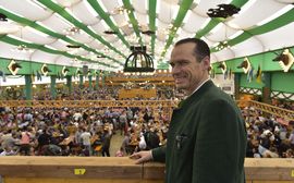 Peter Inselkammer im Armbrustschützenzelt