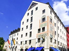 Aussenansicht_Hotel_abends.jpg