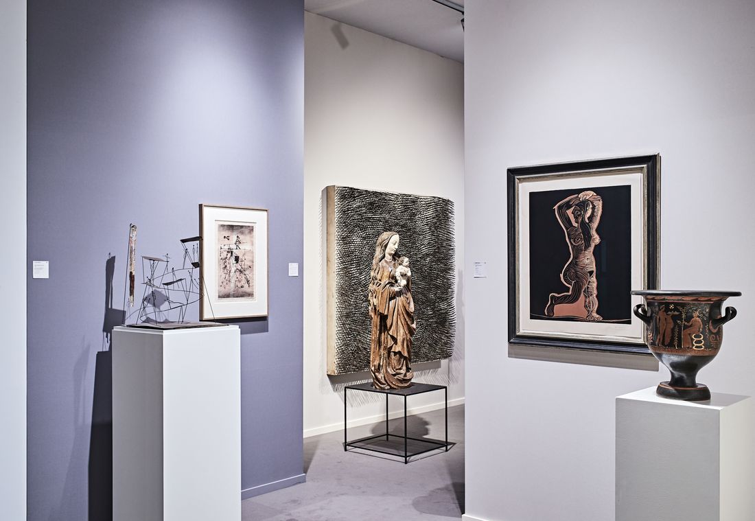 Kunstvoll inszenierte Skulpturen und Bilder im Museum nahe den Platzl Hotels München