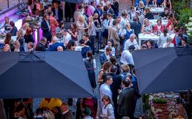 Besucher auf der 60-Jahre-Jubiläumsfeier des Platzl Hotels.