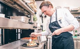 Holger Lange Der Küchenchef des Wirtshaus Ayinger am Platzl, Holger Lange, bereitet ein leckeres Gericht zu.