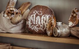 Nachhaltig produzierte Backwaren wie Brezen und Sauerteig-Brot in einem Regal.