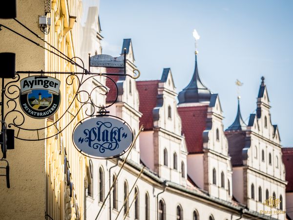 Straßenschilder des Wirtshaus Ayinger und dem Platzl Hotel in der Münchner Innenstadt 