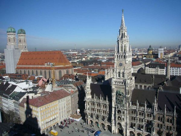 Die Altstadt erstrahlt unter strahlend blauem Himmel und präsentiert ihre ikonische Architektur aus Gotik und Renaissance.