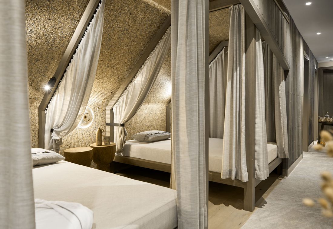 Im stilvollen Ruheraum des Hotels sorgen Tagesbetten mit Vorhängen für entspannte Wohlfühlmomente