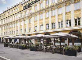 Hausfassade der Dallmayr Kaffeerösterei in München.