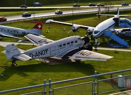 Besucherpark des Flughafen Münchens mit verschiedenen Oldtimer Flugzeugen.