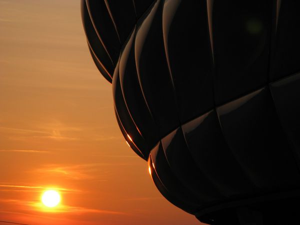 Abschnitt der Allianzarena schwarz glänzend bei Sonnenuntergang