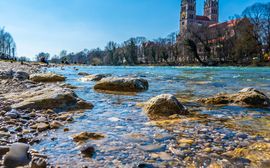 Ausblick auf die Isar unterhalb des Kiosks an der Reichenbachbrücke.