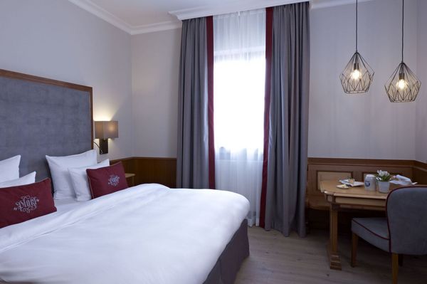 Ein modern eingerichtetes "Superior-Doppelzimmer", welches neben dem Bett noch eine Sitzgruppe mit einer Holzbank aufweist