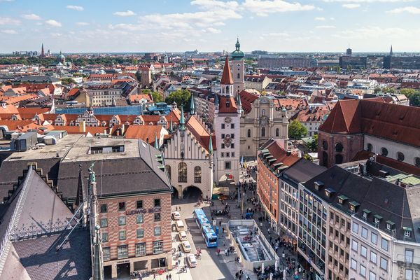 Die Dächer der Münchener Innenstadt bei Sonnenschein