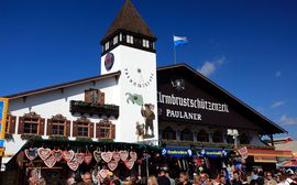 Armbrustschützenzelt Das Armbrustschützen-Zelt auf dem Oktoberfest hinter traditionellen Essens- und Souvenirständen.
