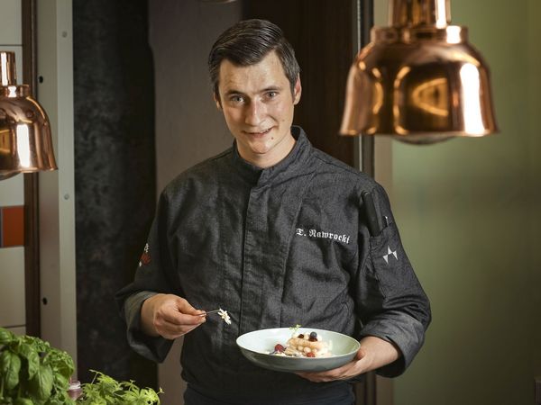 Tino Nawrocki, der Souschef im Restaurant Pfistermühle garniert gerade einen Teller im Platzl Hotel München