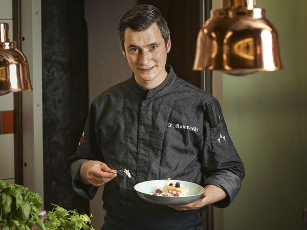 Tino Nawrocki, der Souschef im Restaurant Pfistermühle garniert gerade einen Teller im Platzl Hotel München
