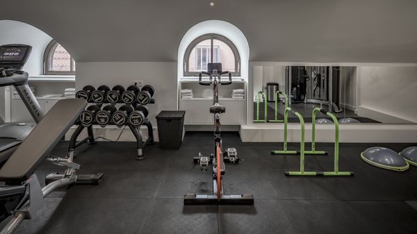 Fitnessraum mit Fahrrad und Hantelbank im Platzl Hotel München Innenstadt