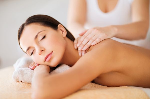 Eine Frau bekommt eine Massage im Beauty Spa des Platzl Hotels München