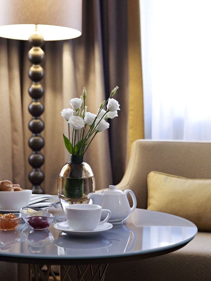 Sitzecke Marmelade, Crossaints und ein Teeservice steht auf einem kleinen Beistelltisch im Platzl Hotel München