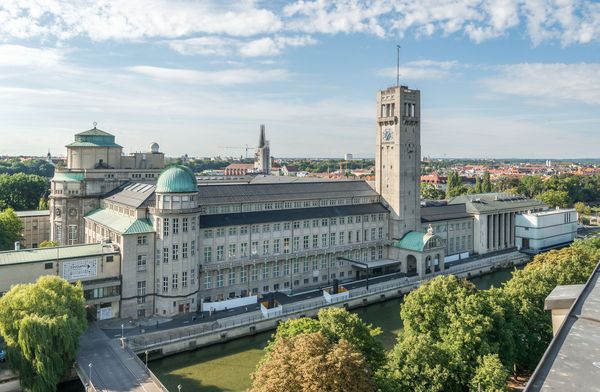 Blick auf das Deutsche Museum in München bei strahlendem Wetter.