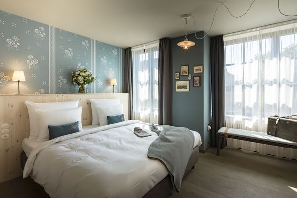 Ein Blick in ein lichtdurchlfutetes, mit hellem Holz eingerichtetes Doppelzimmer der Kategorie "Gundi" im Marias Platzl, dem Schwesterhotel des Platzl Hotels