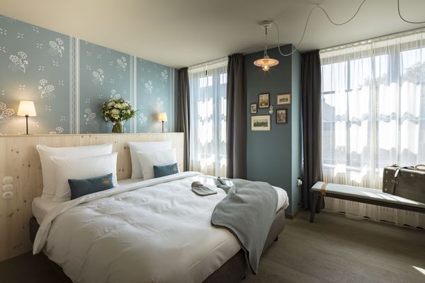 A view into a light-flooded, with light wood furnished double room of the category "Gundi" in Marias Platzl, the sister hotel of the Platzl Hotel