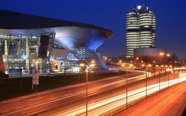 Nachtaufnahme der BMW Welt in München.