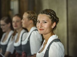 4 Damen an der Rezepteion in traditioneller Tracht.