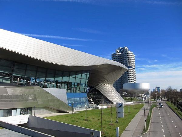 Die BMW Welt in München in silberner Farbe und ergo dynamischen Design