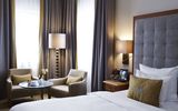 Doppelzimmer Gemachtes Bett mit weißen Bezügen in einem Doppelzimmer des Platzl 4 Sterne Hotels München