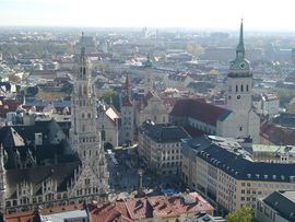 Blick von oben auf das Neue Rathaus in der Münchener Altstadt.