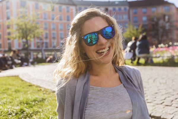 Dame mit Sonnenbrille auf auf dem Gärtnerplatz in München