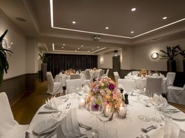 Stilvoll eingerichteter Raum für eine Firmenfeier in München