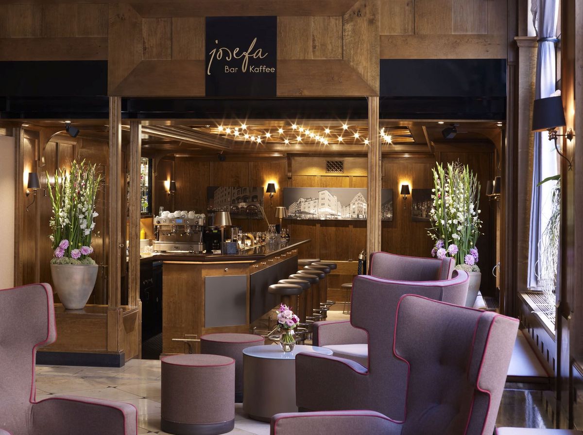 Josefa Bar & Kaffee Die kleine Kaffebar "josefa Bar Kaffee" im Platzl Hotel München, von der Lobby aus gesehen
