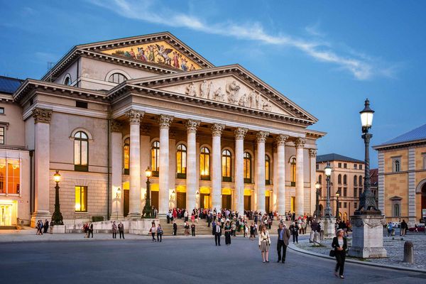 Die Bayerische Staatsoper mit heller Fassade.